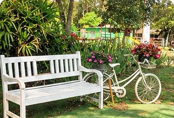 Jardim com banco branco para fotos